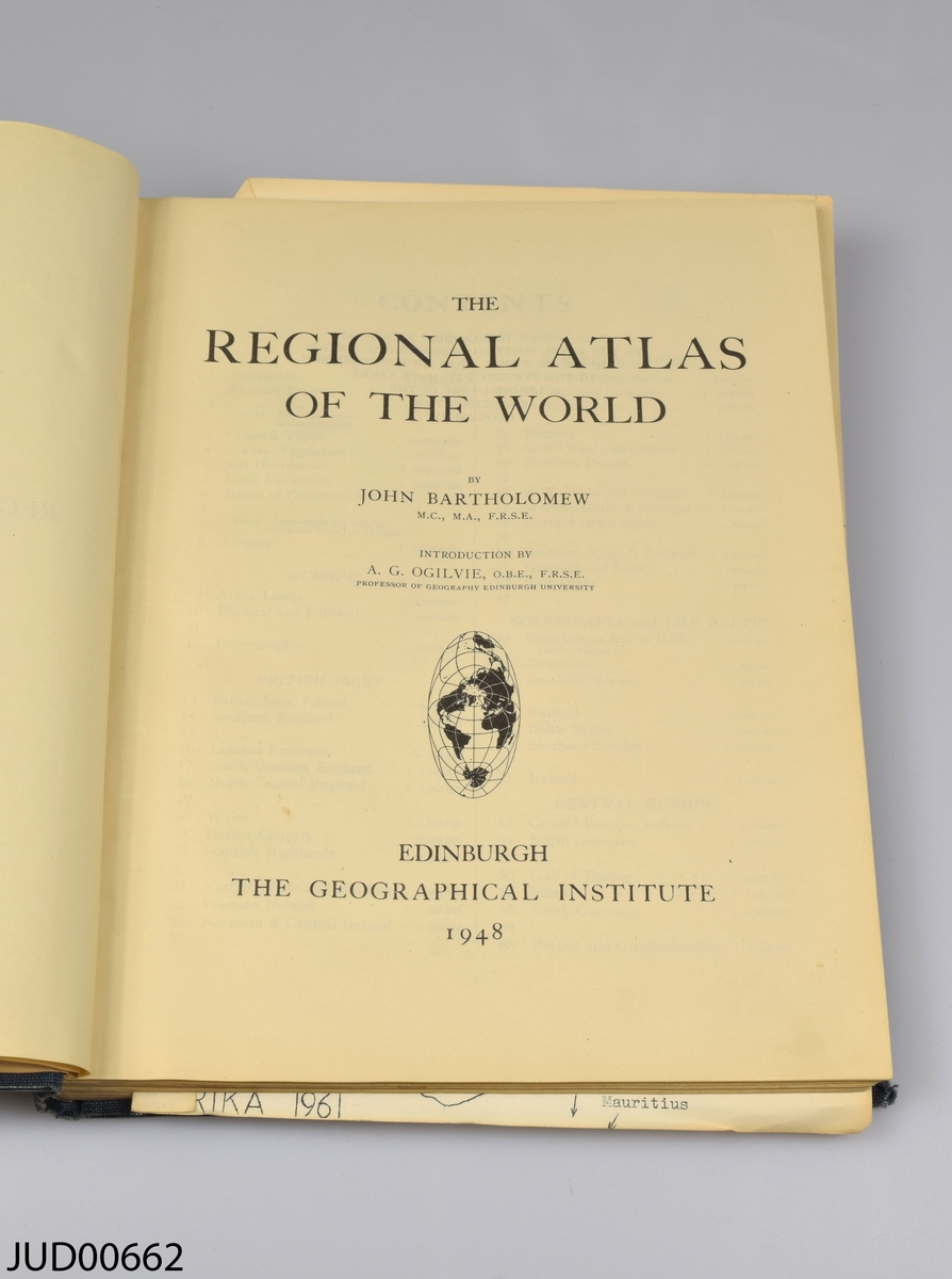 Samling av papper och böcker efter Karl Gustav Izikowitz…I samlingen finns ett fotografi, en atlas, en anteckningsbok, en anteckningslapp samt en bok med den avslutande delen av ett bokmanuskript.