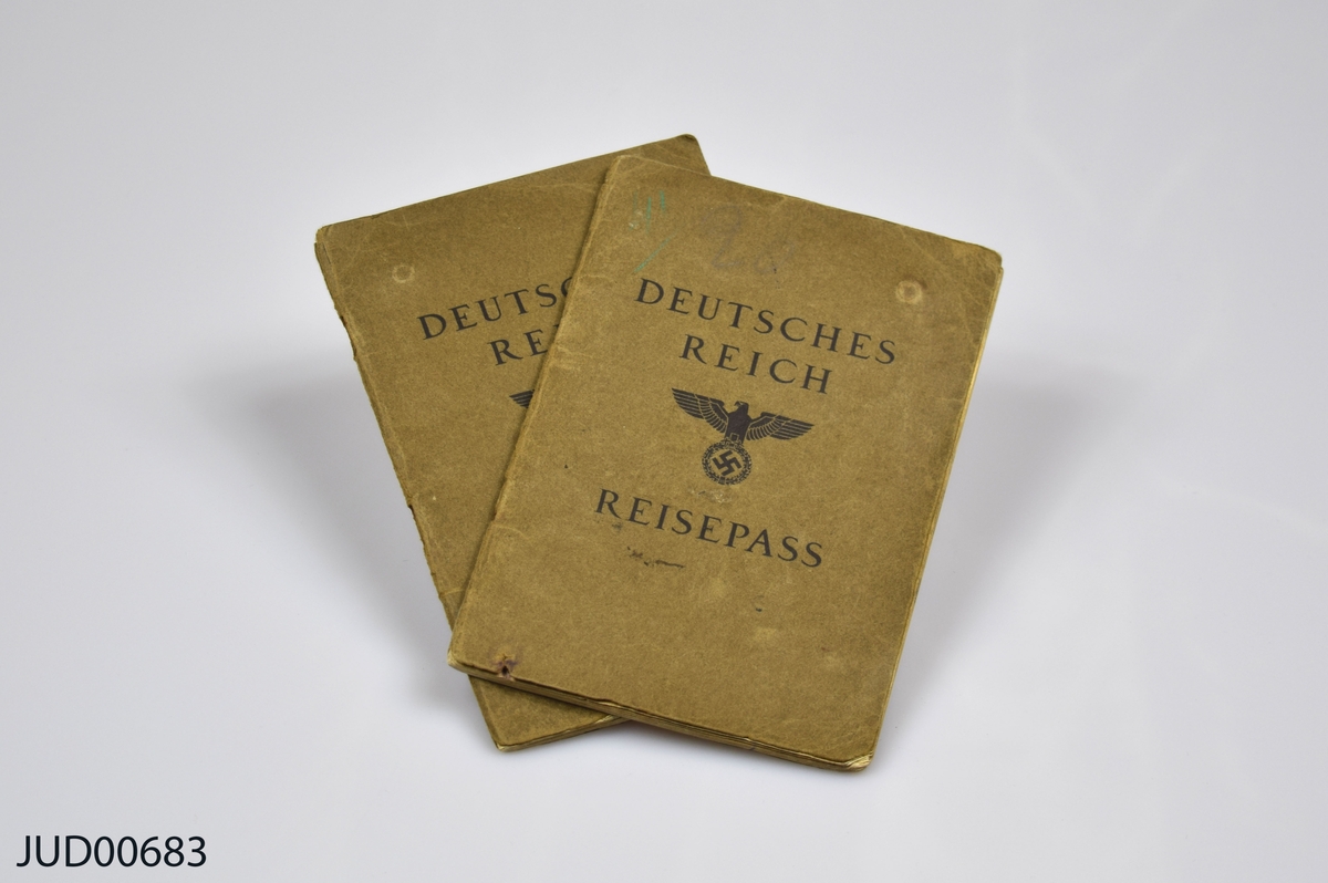 Två stycken pass, så kallade Deutsches Reich reisepass, utfärdade till Fany och Chaim Werbel, med röda, stämplade J:n inuti passen. Även kallade J-pass.