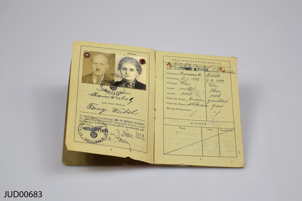 Två stycken pass, så kallade Deutsches Reich reisepass, utfärdade till Fany och Chaim Werbel, med röda, stämplade J:n inuti passen. Även kallade J-pass.
