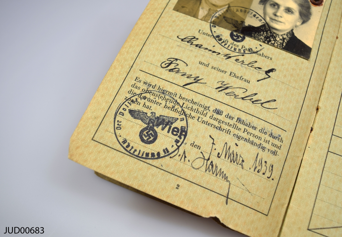 Två stycken pass, så kallade Deutsches Reich reisepass, utfärdade till Fany och Chaim Werbel, med röda, stämplade J:n inuti passen. Även kallade J-pass.