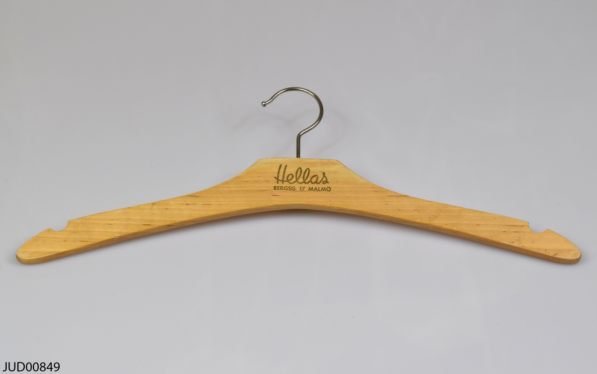 Galge, tillverkad av trä med en krok av metall. Tryckt svart text på fram- och baksidan.