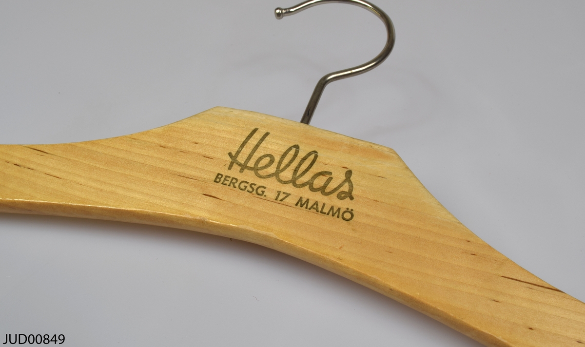 Galge, tillverkad av trä med en krok av metall. Tryckt svart text på fram- och baksidan.