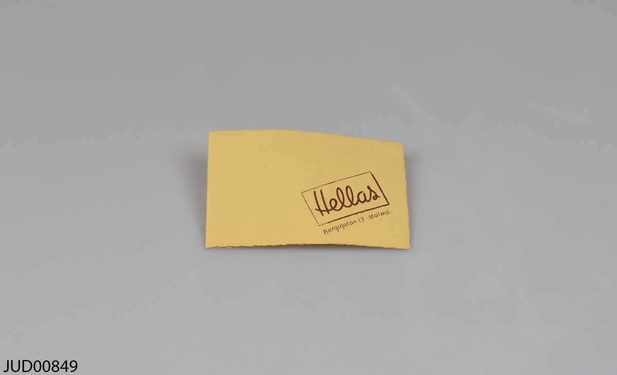 Galge, tillverkad av trä med en krok av metall. Tryckt svart text på fram- och baksidan.