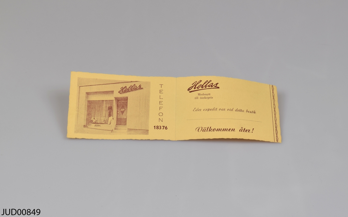 Galge, tillverkad av trä med en krok av metall. Tryckt svart text på fram- och baksidan.