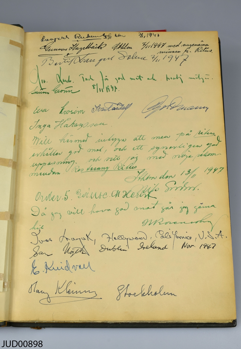 Gästbok från restaurang Ritus, klädd i grönt läder med pressade gulddetaljer. Pappret inuti är vattenstämplat. Boken är tillverkad av Nordiska bokhandelns bokbinderi i Stockholm. Inläggen i boken sträcker sig från invigningen 8 september 1946 till pesach 4 april 1953, med olika inlägg från olika sammankomster samt från ströbesökare. 5 fotografier från restaurangen.