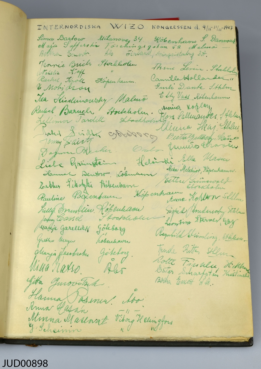 Gästbok från restaurang Ritus, klädd i grönt läder med pressade gulddetaljer. Pappret inuti är vattenstämplat. Boken är tillverkad av Nordiska bokhandelns bokbinderi i Stockholm. Inläggen i boken sträcker sig från invigningen 8 september 1946 till pesach 4 april 1953, med olika inlägg från olika sammankomster samt från ströbesökare. 5 fotografier från restaurangen.