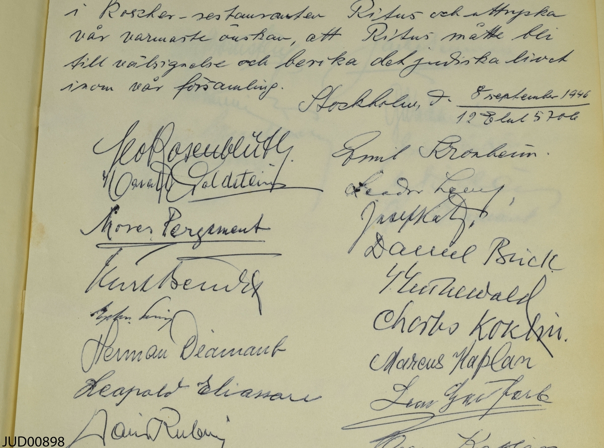 Gästbok från restaurang Ritus, klädd i grönt läder med pressade gulddetaljer. Pappret inuti är vattenstämplat. Boken är tillverkad av Nordiska bokhandelns bokbinderi i Stockholm. Inläggen i boken sträcker sig från invigningen 8 september 1946 till pesach 4 april 1953, med olika inlägg från olika sammankomster samt från ströbesökare. 5 fotografier från restaurangen.