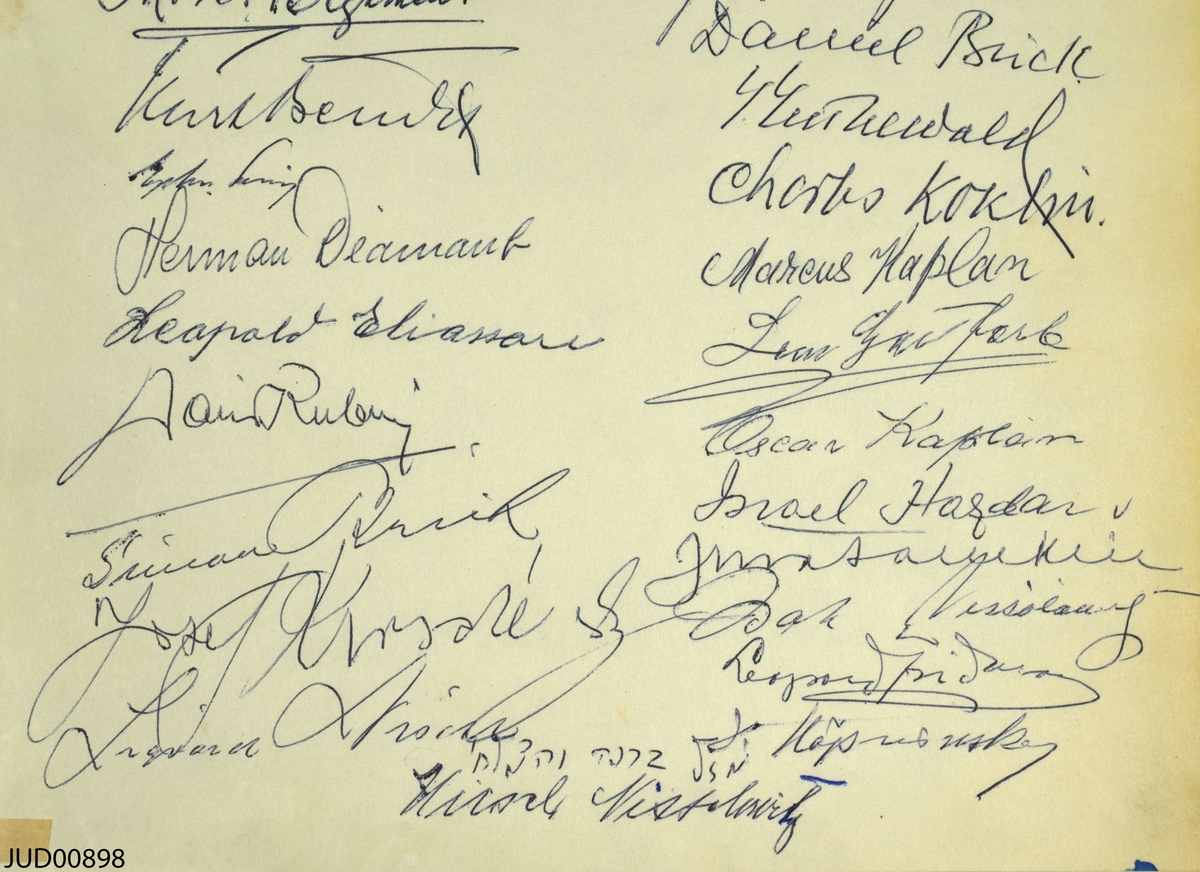 Gästbok från restaurang Ritus, klädd i grönt läder med pressade gulddetaljer. Pappret inuti är vattenstämplat. Boken är tillverkad av Nordiska bokhandelns bokbinderi i Stockholm. Inläggen i boken sträcker sig från invigningen 8 september 1946 till pesach 4 april 1953, med olika inlägg från olika sammankomster samt från ströbesökare. 5 fotografier från restaurangen.