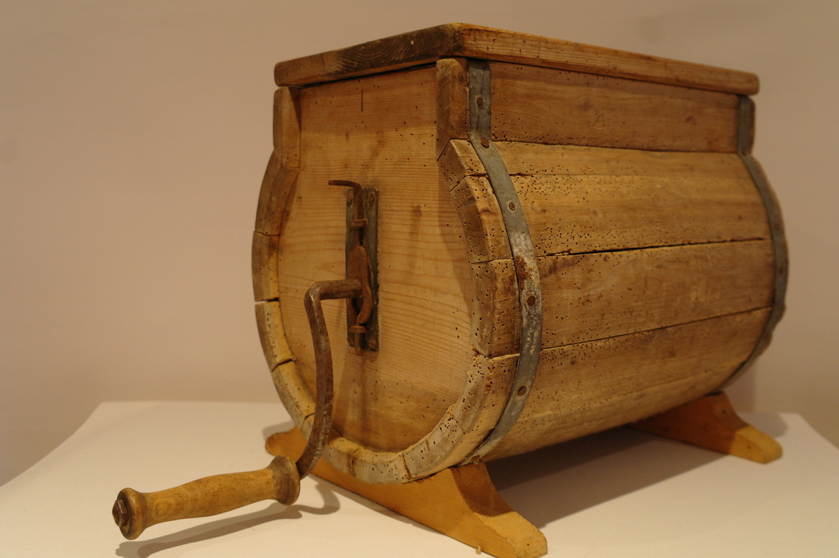 Smørkinne forma som ei tønne. Den eine siden er open. I opninga står det to bord i 90 grader. De runde endestykkene er forlenga tilsvarende dei rette bord. Kinna er holdt saman av sinkband som er spikra fast. Kinna har to føter. Kallen i kinna har fire skovler. Veiven går gjennom det eine endestykket som er omgitt av eit beslag. Veiven er laga av jarn og har eit trehandtak. Loket er laga i eit stykke tre, med ei treramme som held loket på plass. Mitspist.