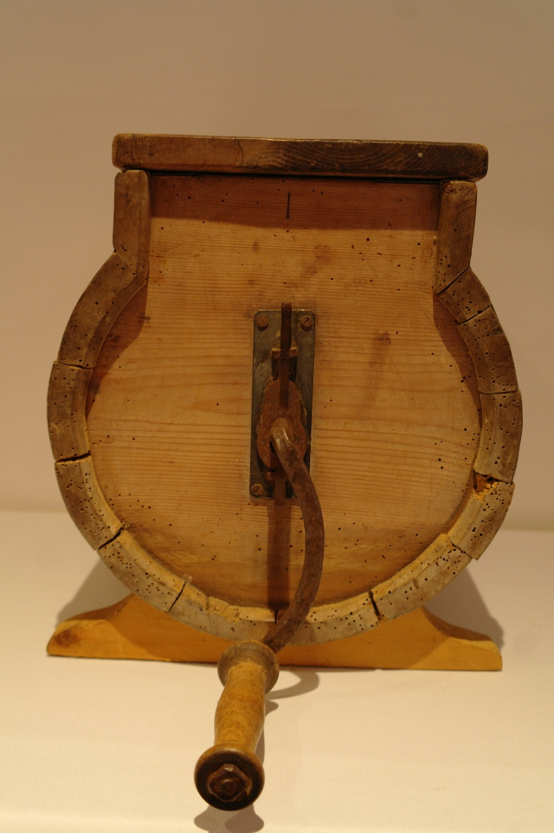 Smørkinne forma som ei tønne. Den eine siden er open. I opninga står det to bord i 90 grader. De runde endestykkene er forlenga tilsvarende dei rette bord. Kinna er holdt saman av sinkband som er spikra fast. Kinna har to føter. Kallen i kinna har fire skovler. Veiven går gjennom det eine endestykket som er omgitt av eit beslag. Veiven er laga av jarn og har eit trehandtak. Loket er laga i eit stykke tre, med ei treramme som held loket på plass. Mitspist.