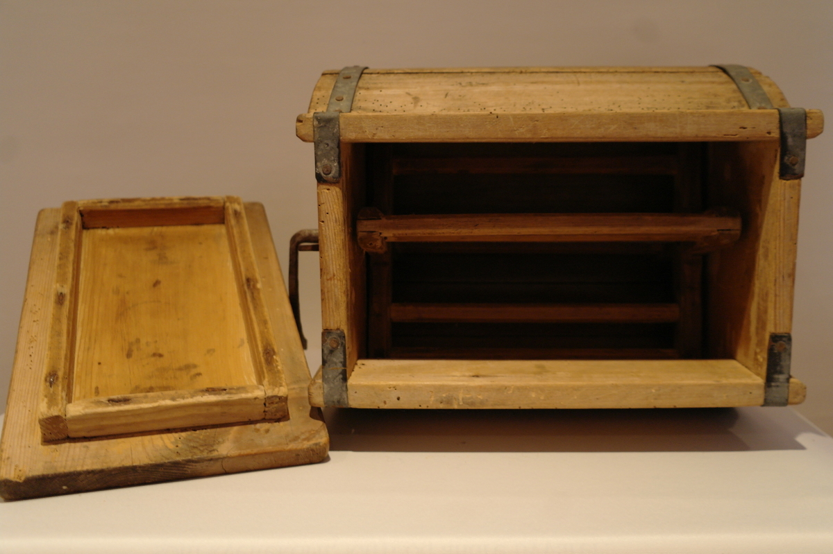 Smørkinne forma som ei tønne. Den eine siden er open. I opninga står det to bord i 90 grader. De runde endestykkene er forlenga tilsvarende dei rette bord. Kinna er holdt saman av sinkband som er spikra fast. Kinna har to føter. Kallen i kinna har fire skovler. Veiven går gjennom det eine endestykket som er omgitt av eit beslag. Veiven er laga av jarn og har eit trehandtak. Loket er laga i eit stykke tre, med ei treramme som held loket på plass. Mitspist.