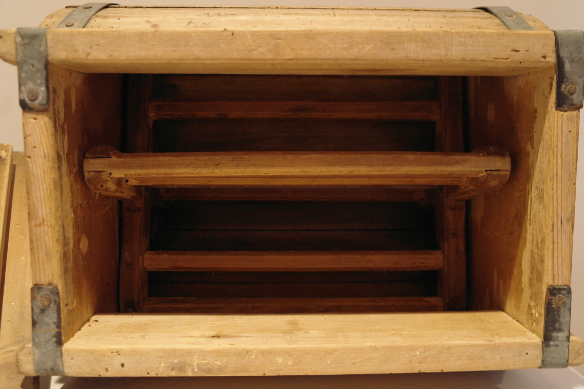 Smørkinne forma som ei tønne. Den eine siden er open. I opninga står det to bord i 90 grader. De runde endestykkene er forlenga tilsvarende dei rette bord. Kinna er holdt saman av sinkband som er spikra fast. Kinna har to føter. Kallen i kinna har fire skovler. Veiven går gjennom det eine endestykket som er omgitt av eit beslag. Veiven er laga av jarn og har eit trehandtak. Loket er laga i eit stykke tre, med ei treramme som held loket på plass. Mitspist.