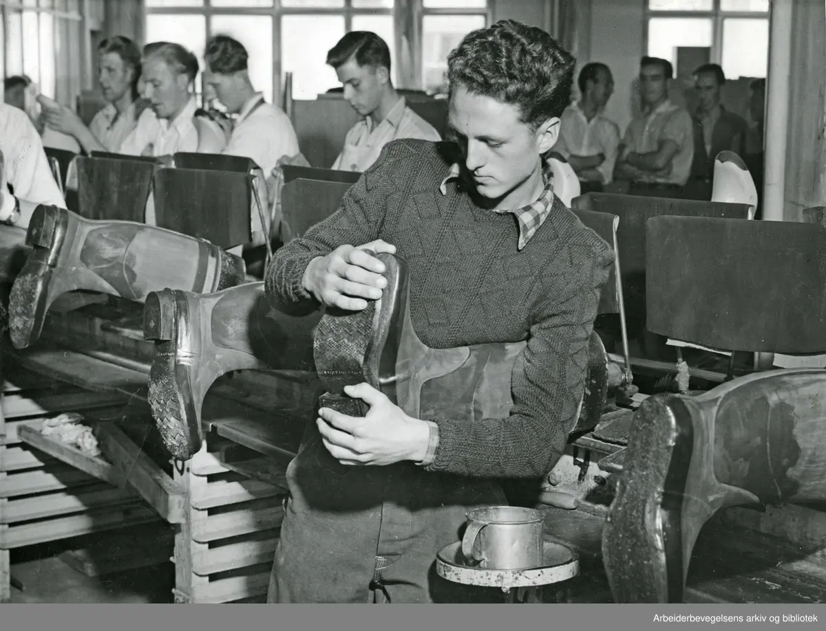 Vestlandske Gummivarefabrikk, Stavanger. Produkson av gummistøvler. Siste halvdel av 1940-tallet..