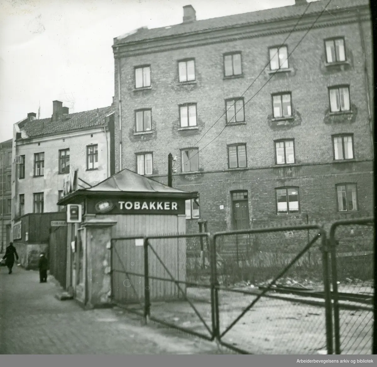 Syver-bua i Waldemar Thranes gate, gårdene bak er nr. 84 og Maridalsveien 45. Udatert.