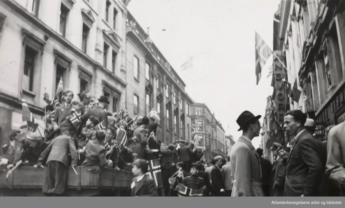 "Folkeliv - seier. Karl Johan 8. mai". Fra en Serie fotografier fra okkupasjonsårene og frigjøringsdagene i Oslo, tatt av Ole M. Engelsen..