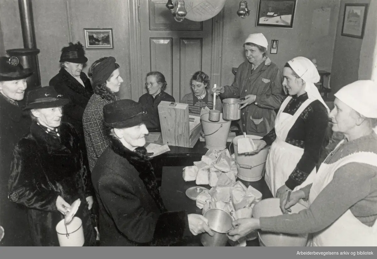 Eldre i Oslo henter sin rasjon suppe på et av Svenska Norges-hjälpens utdelingssteder.