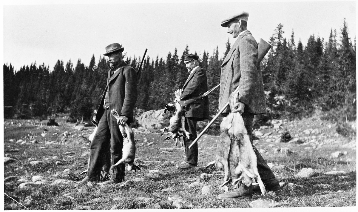 Fem bilder fra harejakt i Hugulia ca. 1932. Persongalleriet skal være følgende, men det er ikke kjent hvem er hvem på bildene: Anton Lunde, Edvard Lunde, Petter Lunde.