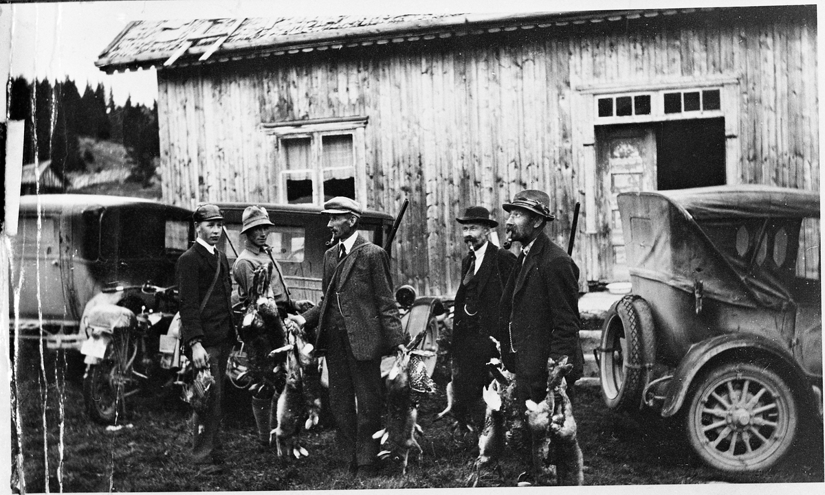 Fem bilder fra harejakt i Hugulia ca. 1932. Persongalleriet skal være følgende, men det er ikke kjent hvem er hvem på bildene: Anton Lunde, Edvard Lunde, Petter Lunde.