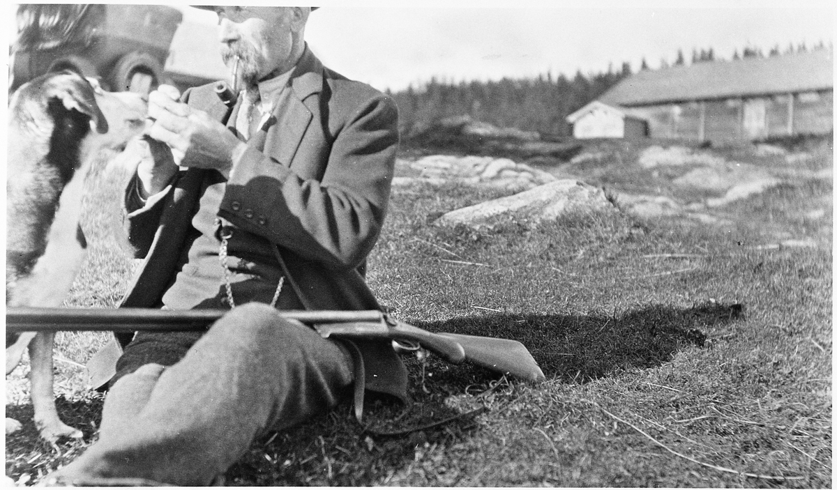 Fem bilder fra harejakt i Hugulia ca. 1932. Persongalleriet skal være følgende, men det er ikke kjent hvem er hvem på bildene: Anton Lunde, Edvard Lunde, Petter Lunde.