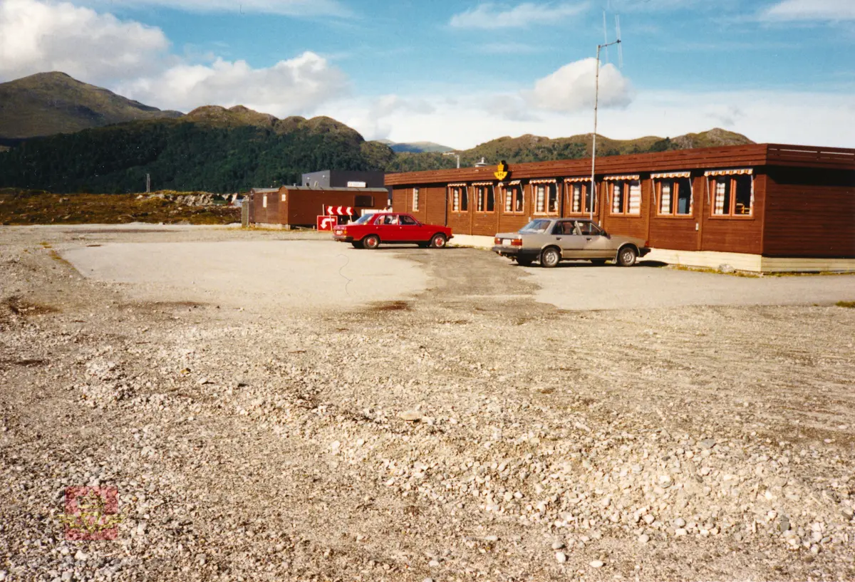 Gurskøy midlertidige vegstasjon i august 1988.  

Brakkene var satt opp i påvente av ny vegstasjon som skulle oppføres på samme område og som skulle stå ferdig i 1990. 

Tidligere hadde det vært kontor i sentrum av Ulsteinvik og verksted/lager like nord for Leikong.

(Informant: Pensjonert ansatt i Statens vegvesen - Svein Solbjørg.)