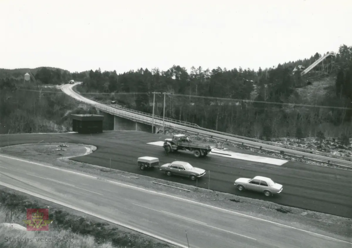 Statens vegvesen i Møre og Romsdal åpnet høsten 1981en vektstasjon med fast vekt på Hjelset i Molde. Den lå strategisk til og dekket trafikken både på riksveg 66 til/fra Kristiansund og riksveg 62 Molde - Oppdal.

Brukskontollen besto normalt av 1 avdelingsingeniør og 1 vektkontrollør. Gruppen hadde Molde som utgangspunkt og hele fylket som arbeidsplass. Målet og oppgaven til brukskontrollgruppa var å ha så mange kontroller som mulig, for at ingen skulle føle seg trygge for å kjøre ulovlig når det gjelder akseltrykkbestemmelser, samferdselslov, kjøre- og hviletidsbestemmelser, sikring av last og transport av farlig gods.

Det ble i fylket på denne tiden anlagt 11 vektgroper for bruk av transportable vekter, men en så også at det var behov for en del faste vektstasjoner i tilknytning til sterkt trafikkerte veger. 

Vektstasjon med faste vekter ble sener bygd på Horgheim (1982) og Dragsund ved Skodje (1994)

(Kilde: Statens vegvesen i Møre og Romsdal sitt interne magasin "Veg og Virke" nr.5/1981 og nr. 2/1983, og boka "Statens bilsakkyndige, Biltilsynet i Møre og Romsdal 1927-1995", redaktør: Jostein Engen.)