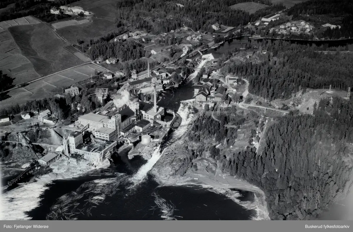 Flyfoto av Follum.
Hofsfos og Hofs Brug ligger bakenfor Follum Træsiberi på henholdsvis venstre og høyre side av elva.