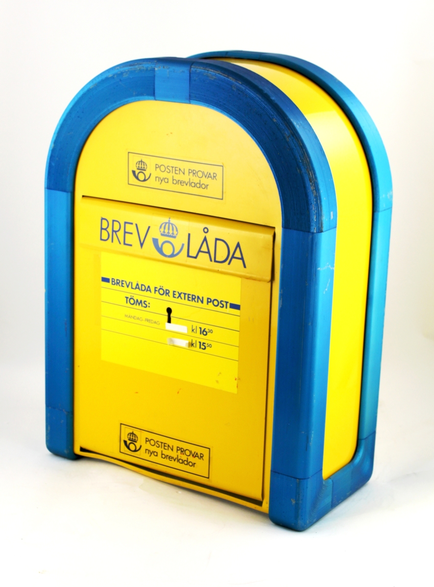 Prototyp. Brevlåda i plåt, med välvt tak. Brevlådans kanter är förstärkta med en plåtlist i blå färg. Brevinsläppet har klaff med text: "BREVLÅDA". Brevlådan töms genom lucka på fronten.

Ett anslag i form av en plastfilm med upplysningar om lådans tömningstider och utdelningstider.