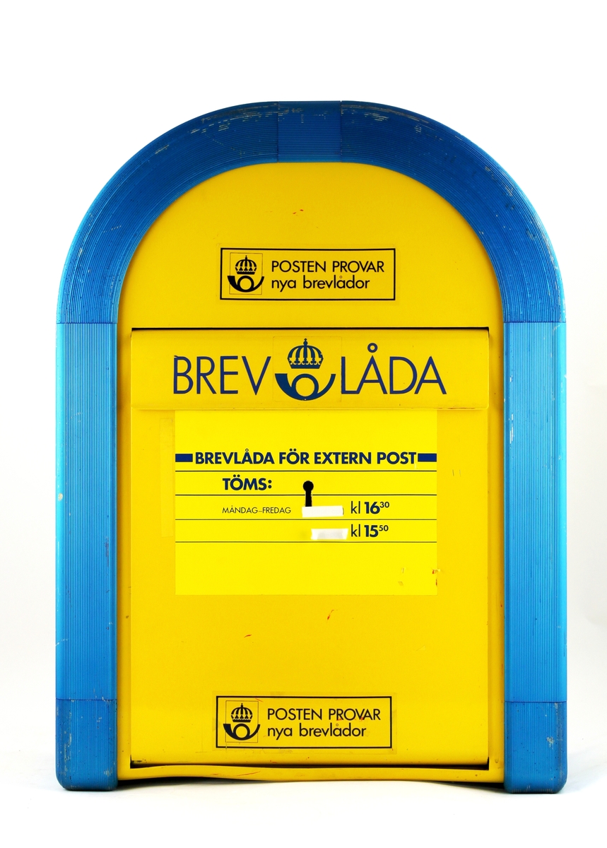 Prototyp. Brevlåda i plåt, med välvt tak. Brevlådans kanter är förstärkta med en plåtlist i blå färg. Brevinsläppet har klaff med text: "BREVLÅDA". Brevlådan töms genom lucka på fronten.

Ett anslag i form av en plastfilm med upplysningar om lådans tömningstider och utdelningstider.
