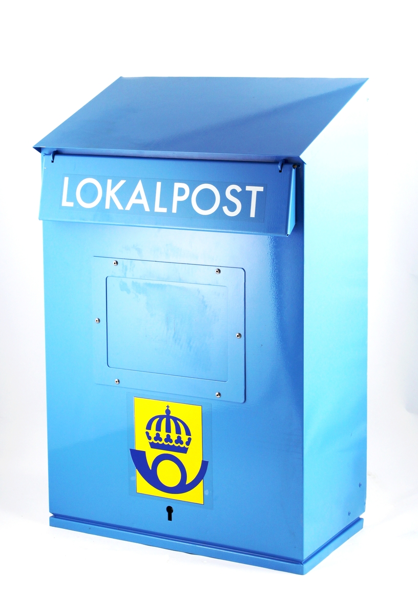 Blå lokalpostbrevlåda med 1985 års postsymbol. Text i vita versaler: Lokalbrev. Försedd med anslagsfönster för tömningstider. Bottentömning och tömningsluckan är försedd med falsband.