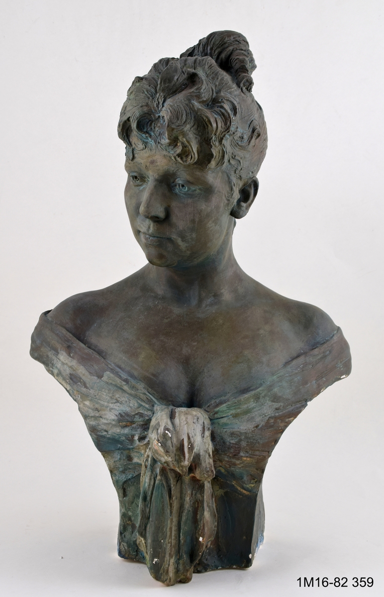 Skulptur, föreställande Fru Olga de la Cruz-Broschell f. Kjellberg.