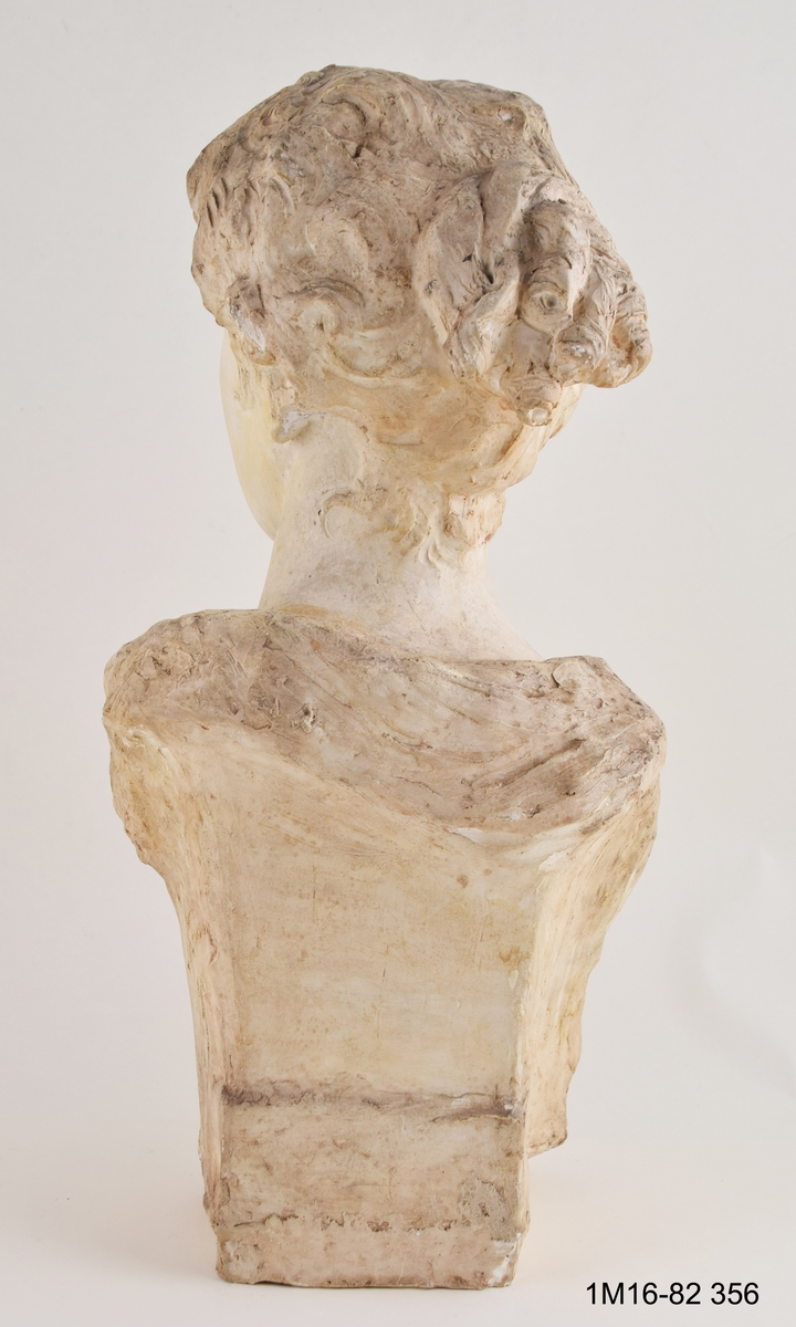 Skulptur. Titel: Syster Alma.