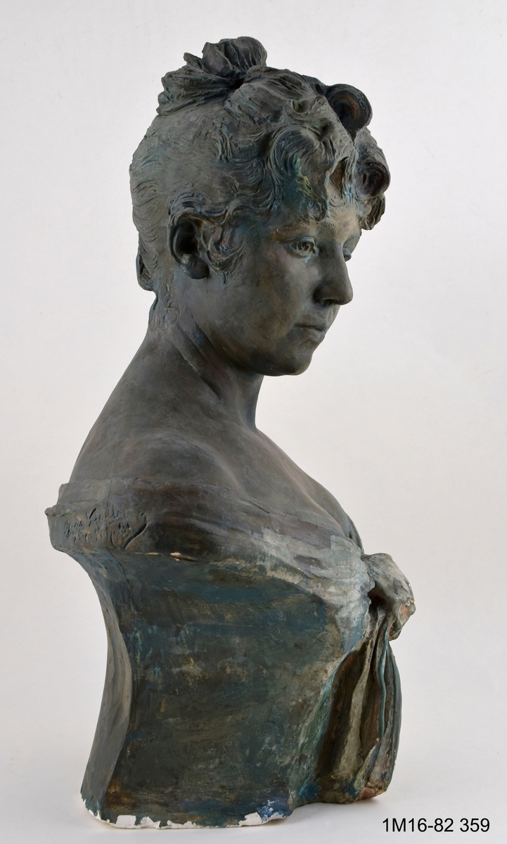 Skulptur, föreställande Fru Olga de la Cruz-Broschell f. Kjellberg.