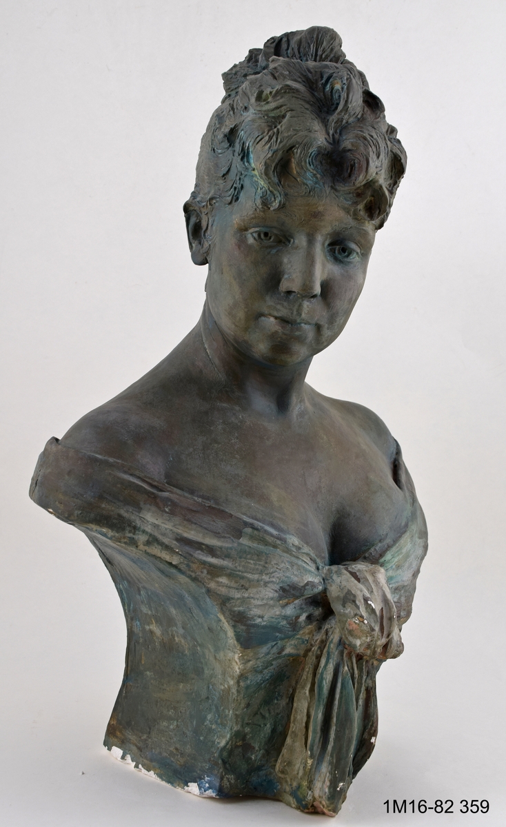 Skulptur, föreställande Fru Olga de la Cruz-Broschell f. Kjellberg.