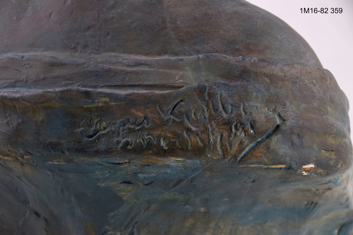 Skulptur, föreställande Fru Olga de la Cruz-Broschell f. Kjellberg.