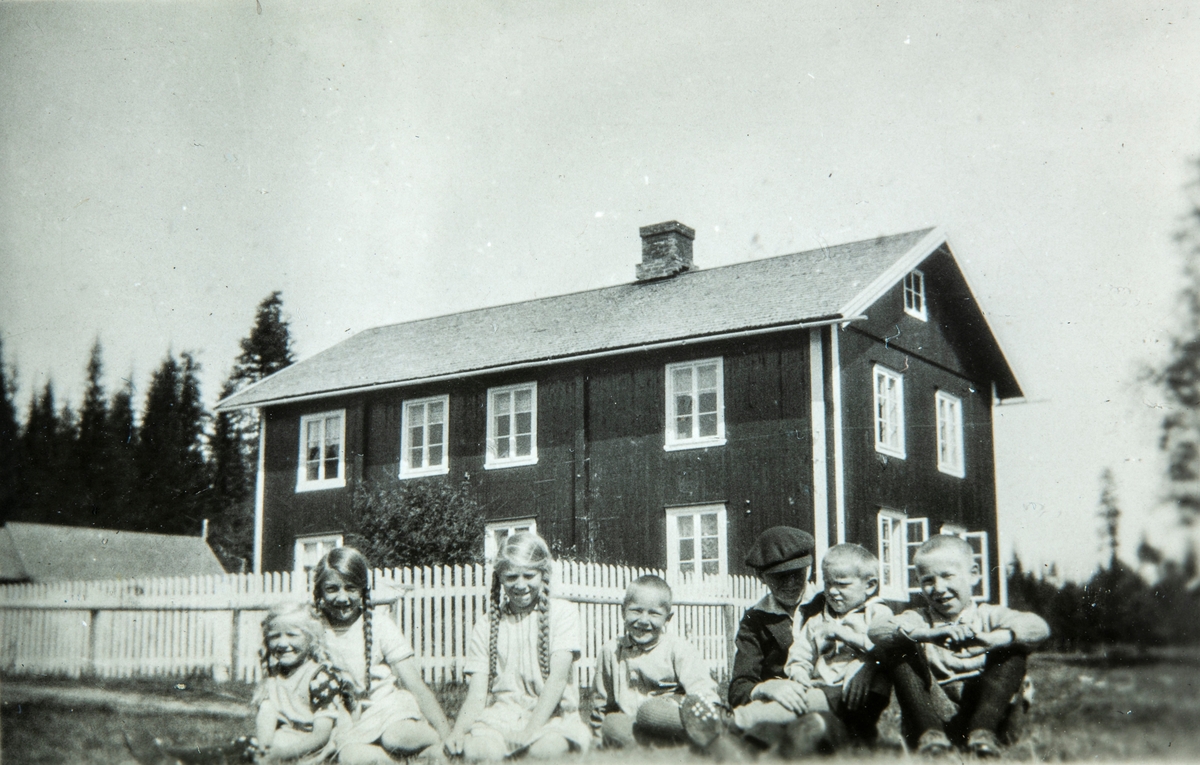 Gruppe 7 ukjente unger utenfor Gammlesaga.