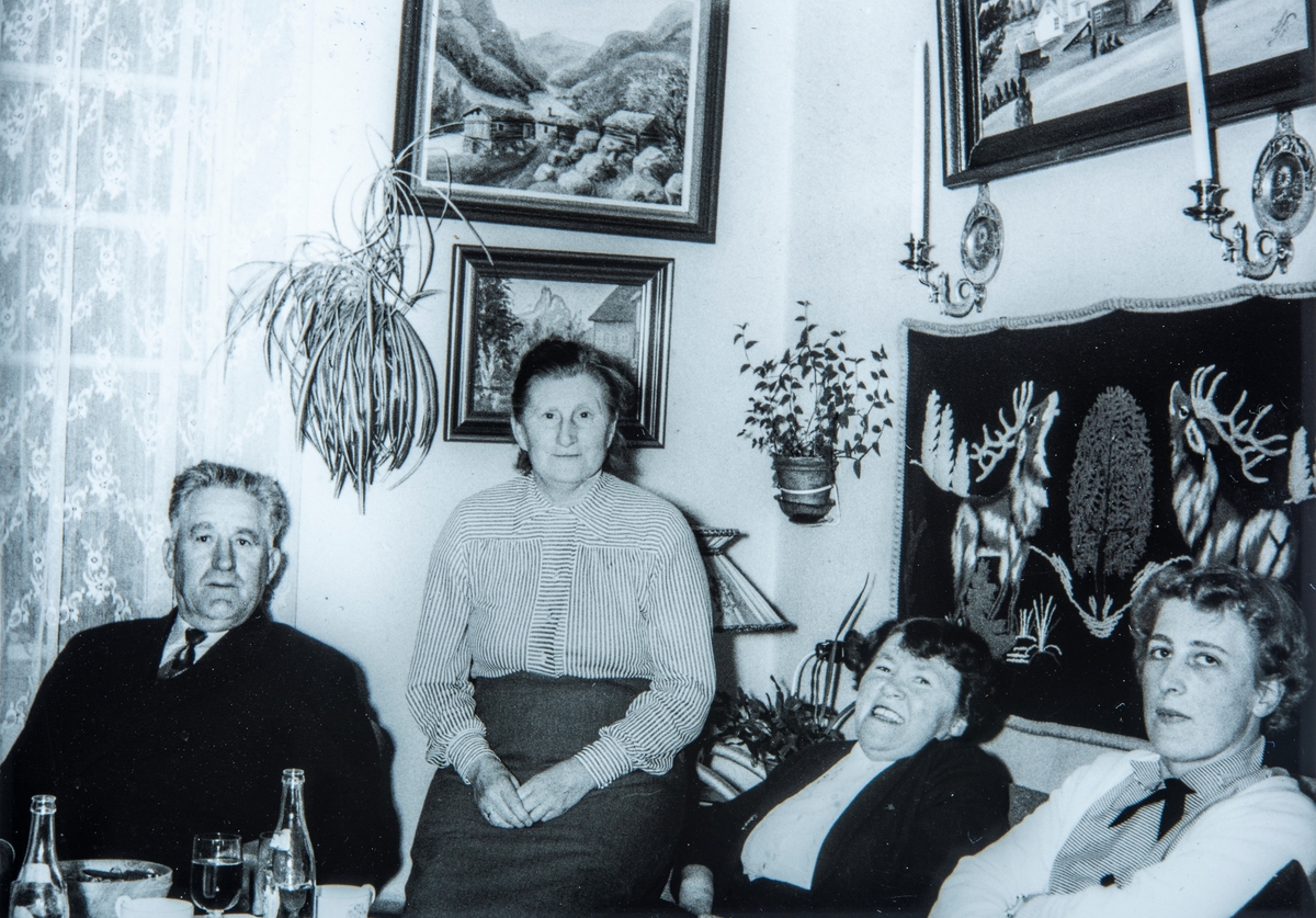 Familie gruppe 4, sittende i stua. Fra venstre: ukjent, Anna Larsen (født Vangen), ukjent, Oddbjørg Larsen. Bildet er tatt på et besøk i Åndalsnes.