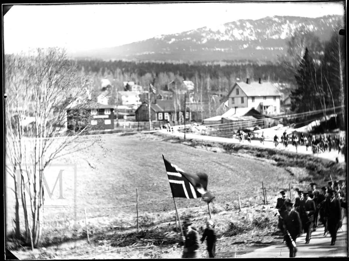 Norges Kommunistiske parti. NKP-demonstrasjonstog 1. mai. Hadeland Glassverk musikkorps spiller.