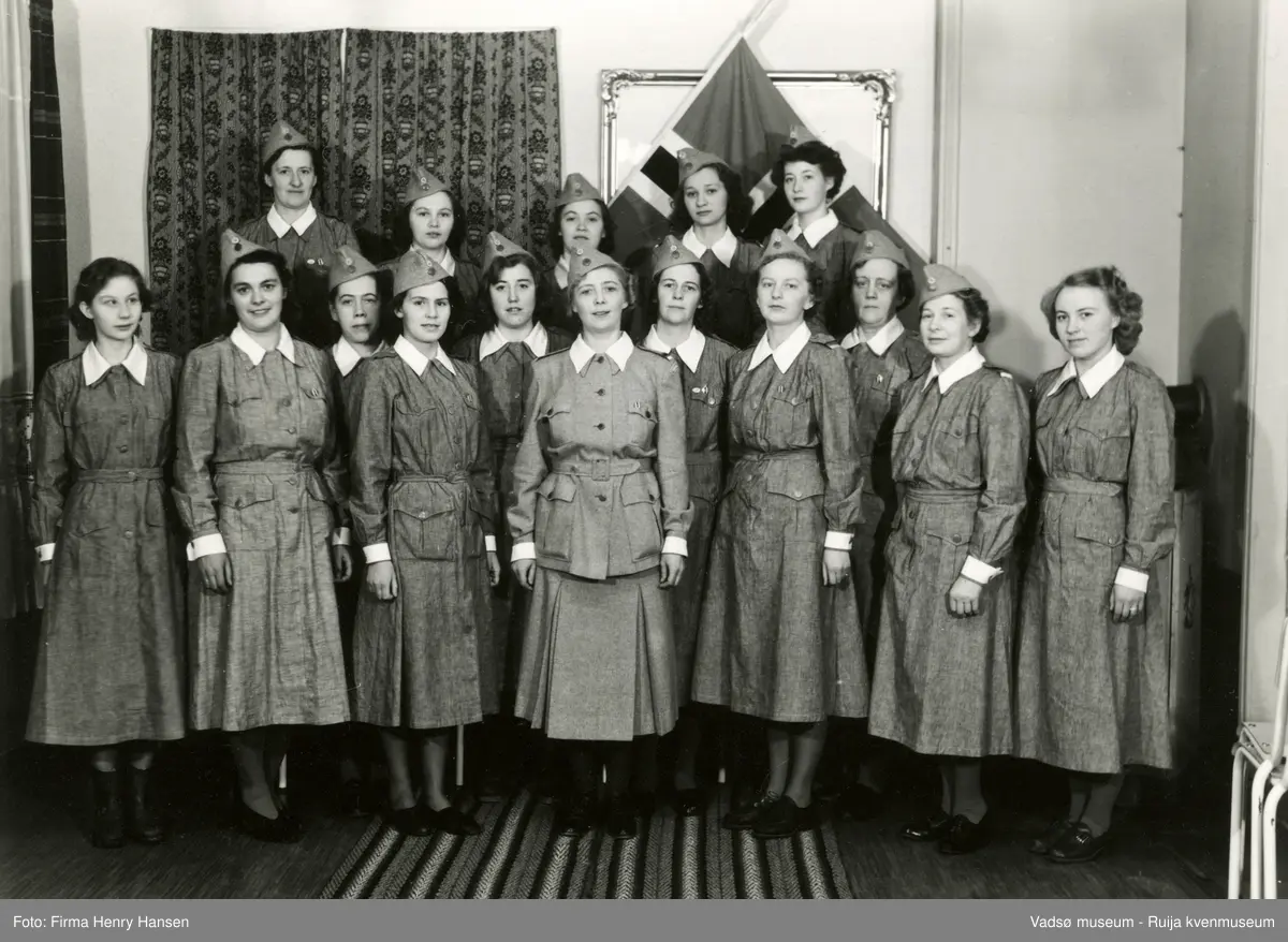 Vadsø 1957. Lottene. Første rekke fra venstre; Åse Guri Haldorsen, Inga Vikki Bersvendsen, ukjent, Hulda Wara, Ragni (søster) Stock, ukjent, ukjent, Borgny Johannessen, Lisbeth Esbensen, Kristine Tomte Moe, Borghild Hansen. I andre rekke fra venstre; Fru Hoel, Karin Wærnes, Elsa Wærnes, Ingeborg Grunnes, ukjent.
