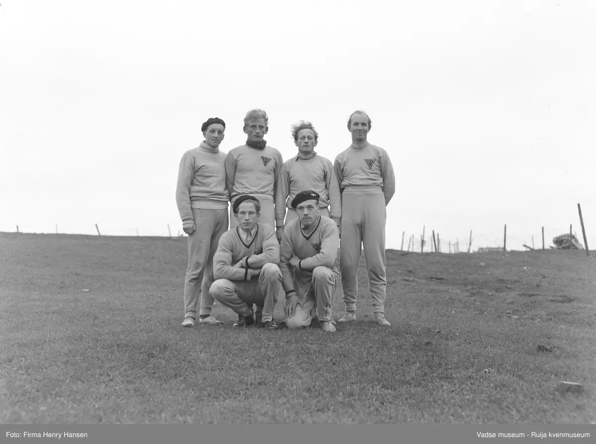 Vadsø 1948. Stafettlag fra Vadsø Turnforening fotografert i forbindelse med Vadsøstafetten i 1948.
Foran sitter Arne Hildonen og Sverre Hildonen. Bak står Sigbjørn Isaksen, Evald Hansen, Fritz Ebeltoft og Nils Fr. Jørgensen.
Kilde: Vadsø Turnforening 1895-1995, Reidun Rushfeldt 1995