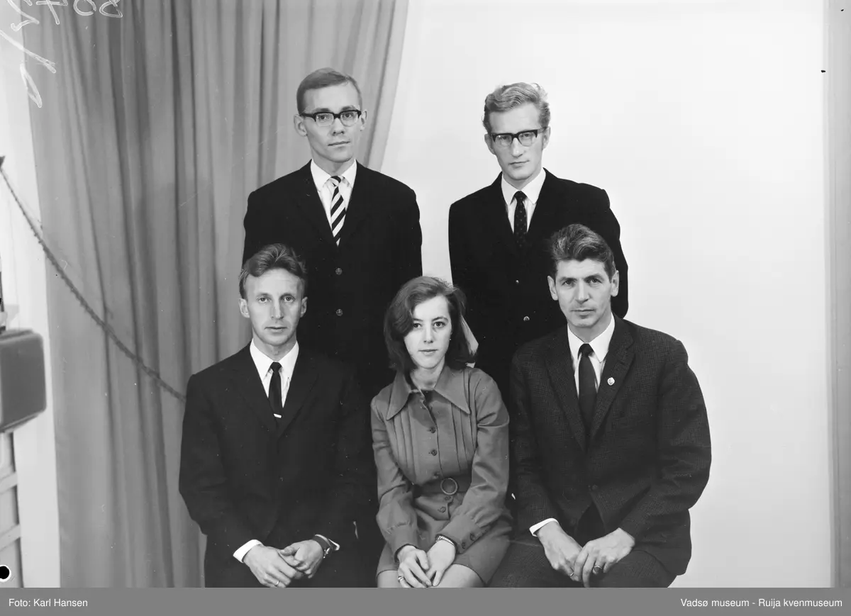 Vadsø 1970. Vadsø Turnforenings styre i jubileumsåret 1970.
Bak fra venstre formann Knut Evanger, sekretær Kjell Asbjørn Zahl. 
Foran fra venstre nestformann Torbjørn Pedersen, kasserer Tove Pleym, styremedlem Gunnar Niska.

