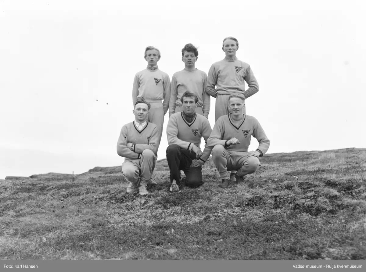 Vadsø juni 1948. Medlemmer i Vadsø Turnforening fotografert i forbindelse med et stevne. Trolig Vadsø Turns stafettlag. 1.rekke fra venstre; Marius Pedersen, Harry Feldt, Erling Ballo. 2.rekke fra venstre; Torbjørn (Taba) Pedersen, Nils Banne, Thor Wara.