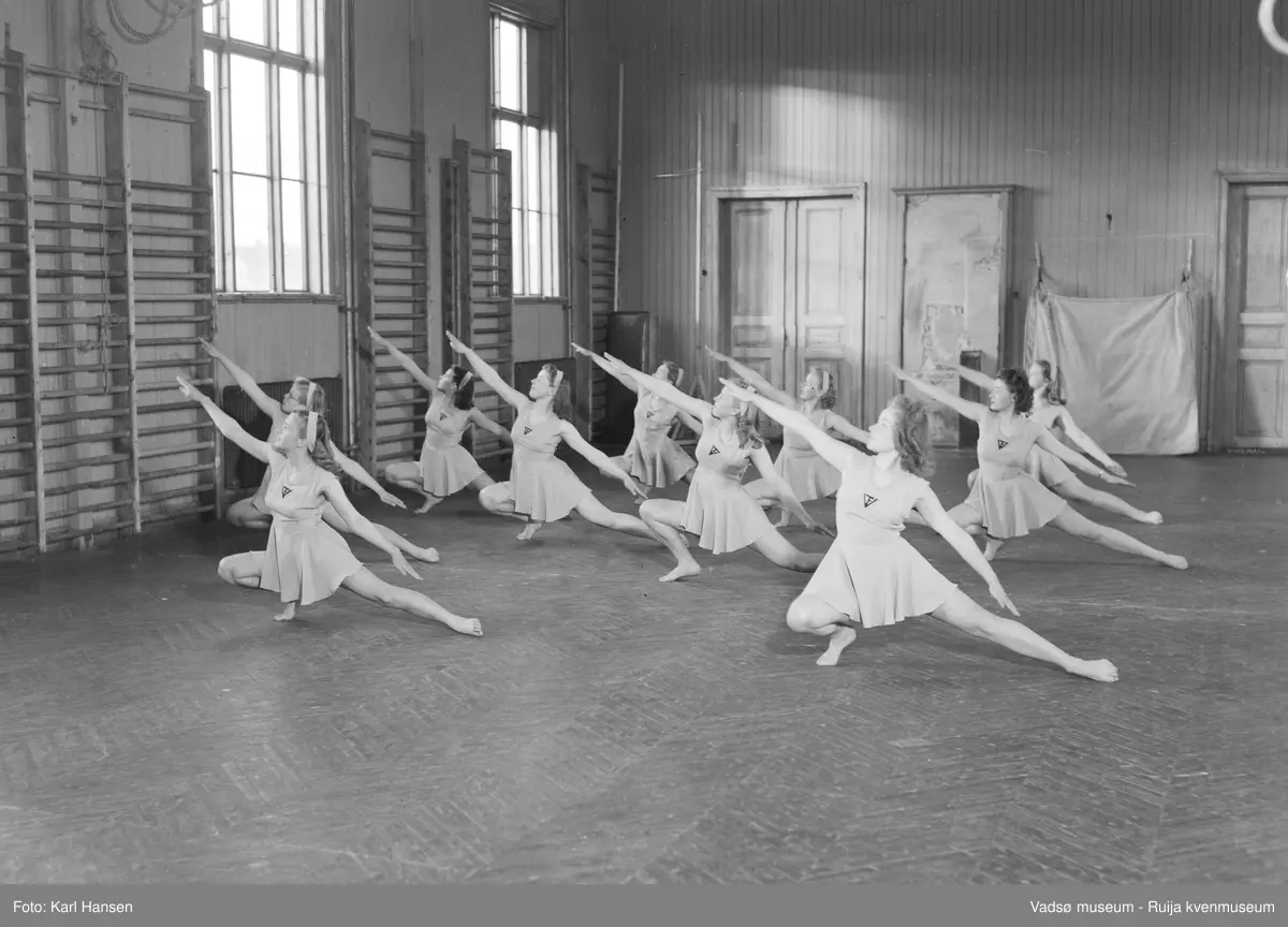 Vadsø Turnforenings dameturngruppe i Vadsø folkeskoles gymnastikksak.