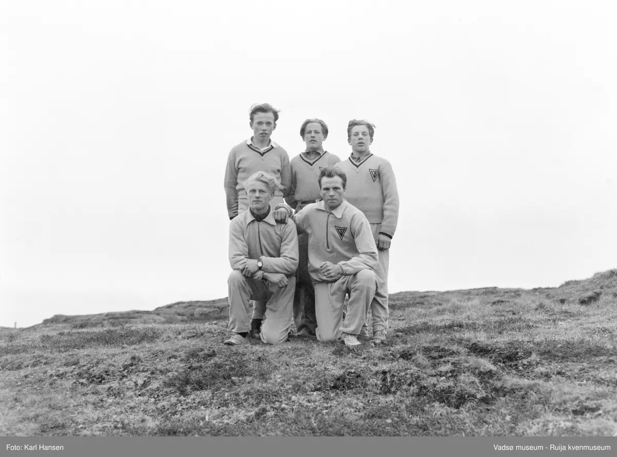 Vadsø juni 1948. Medlemmer i Vadsø Turnforening fotografert i forbindelse med turnstevne. Trolig Vadsø Turnforenings stafettlag.
Foran fra venstre Bjarne Feldt og Anders Bjerke. Stående bak; Odd Hildonen, Jan Mauno og Oddvar Dolonen.
