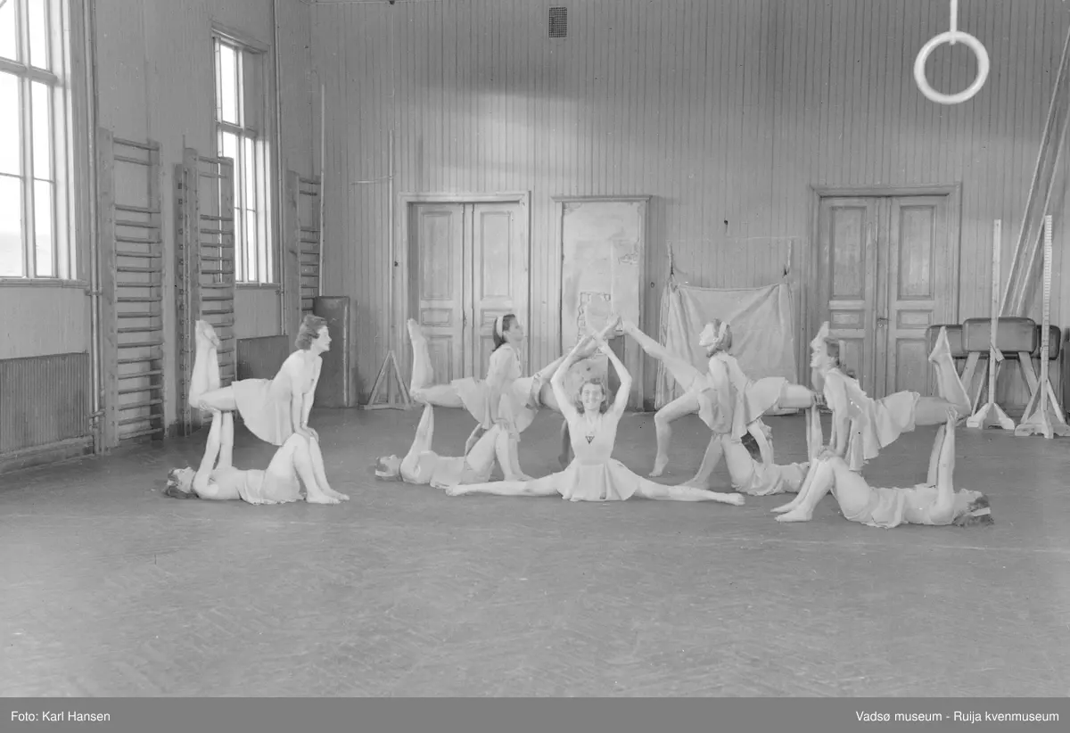 Vadsø. Vadsø Turnforenings dameturngruppe i Vadsø folkeskoles gymnastikksal.