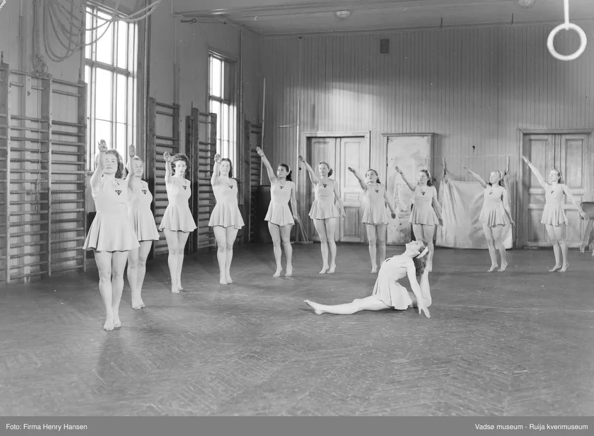 Vadsø. Vadsø Turnforenings dameturngruppe i Vadsø folkeskoles gymnastikksal. 
Fra venstre; nr 1 Elna Helander, nr 2 og 3 ukjent, nr 4 Elisabeth Hildonen, nr 5 Hulda Wara, nr 6 Borgny Johannessen, nr 7 Arna Feldt, nr 8 ukjent, nr 9 Borhild Hansen. nr 10 Gunhild Mowinkel, nr 11 ukjent.