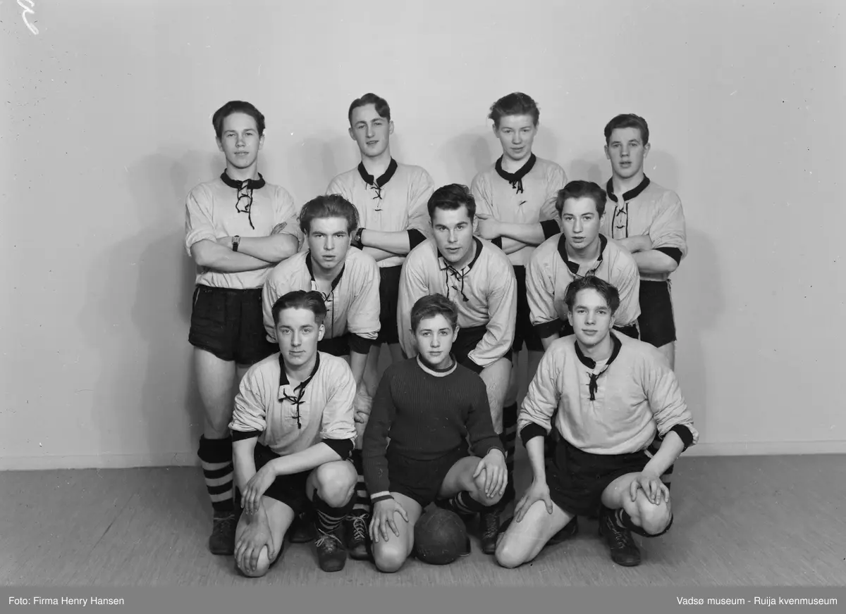 Vadsø 1948. Vadsø Turnforenings Juniorlag 1948. Stående fra  venstre  Roald Wahlmann, Viggo Hegg, Trygve Henriksen, Oddvar Dolonen. 2.rekke Harald Riesto, Richard Korvanen, Karl Jacob Carstens og i 1.rekke; Jan Danielsen, Arild Holmgren og Jacob Ratikainen.

