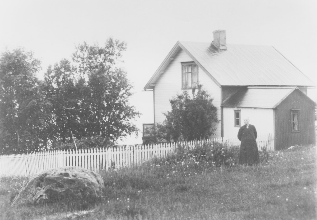 Ingvardine Sofie Arntsen foran huset i 1933 sitt på Pila, Skaland.