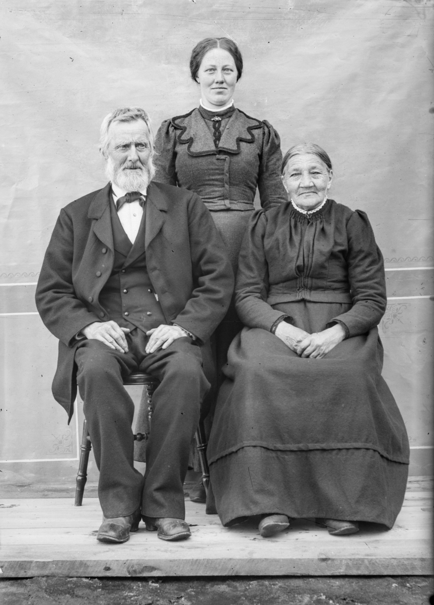 Gruppebilde av Gudbrand og Oline Tøftumsløkken med datter Nilla bak