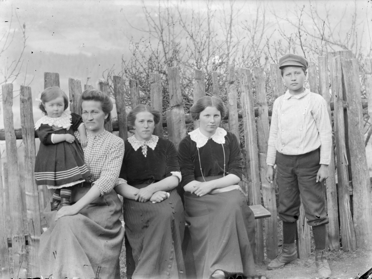 Gruppebilde av Ester og Juline Grønlien, Marie Korsrud, Marte Elllingsberg og Jørgen Grønlien
