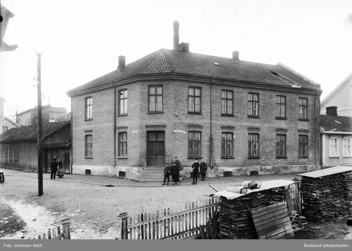Krysset Lagesengate og Hammerbrogate på nordsiden. 
Huset har tidligere vært brukt til meieri og  handelsskole.